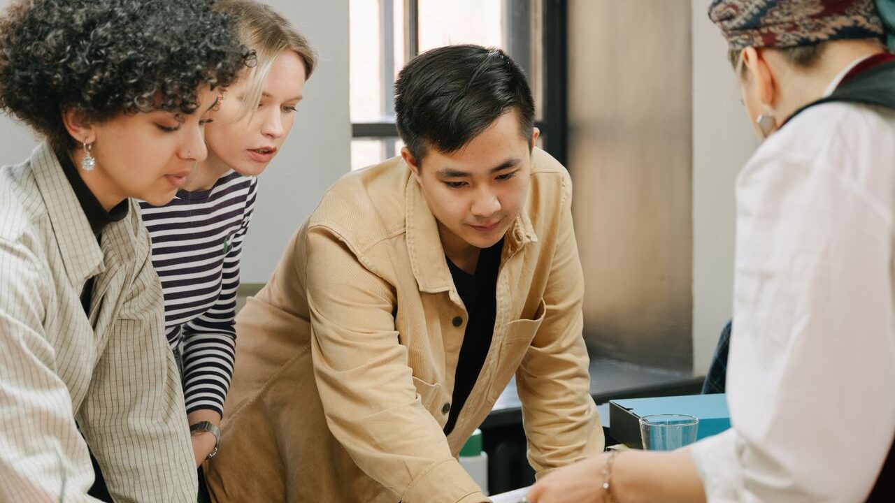 Nhóm nhân sự cùng xem nội dung trên máy tính xách tay